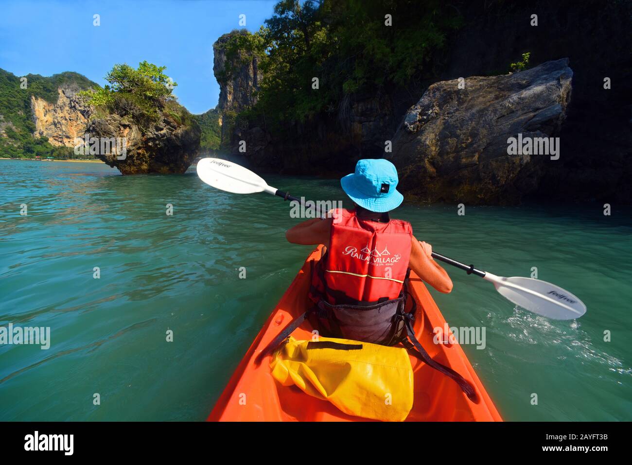 Gita in kayak nel mare delle Andamane a Railay Beach, Thailandia, Ko Phi Phi, Krabi Foto Stock