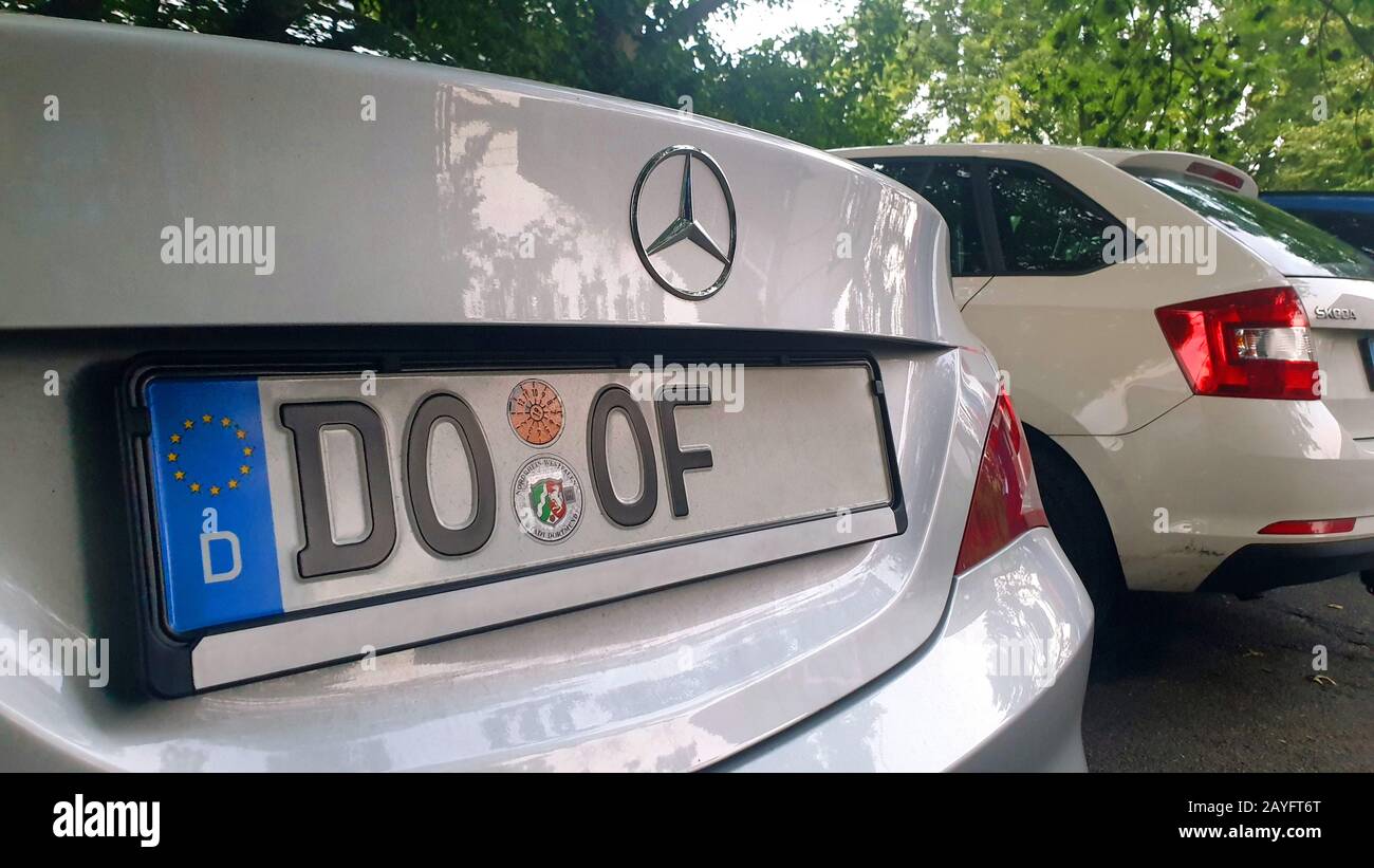 Mercedes con numero di licenza DO-OF, Germania, Nord Reno-Westfalia, zona della Ruhr, Dortmund Foto Stock