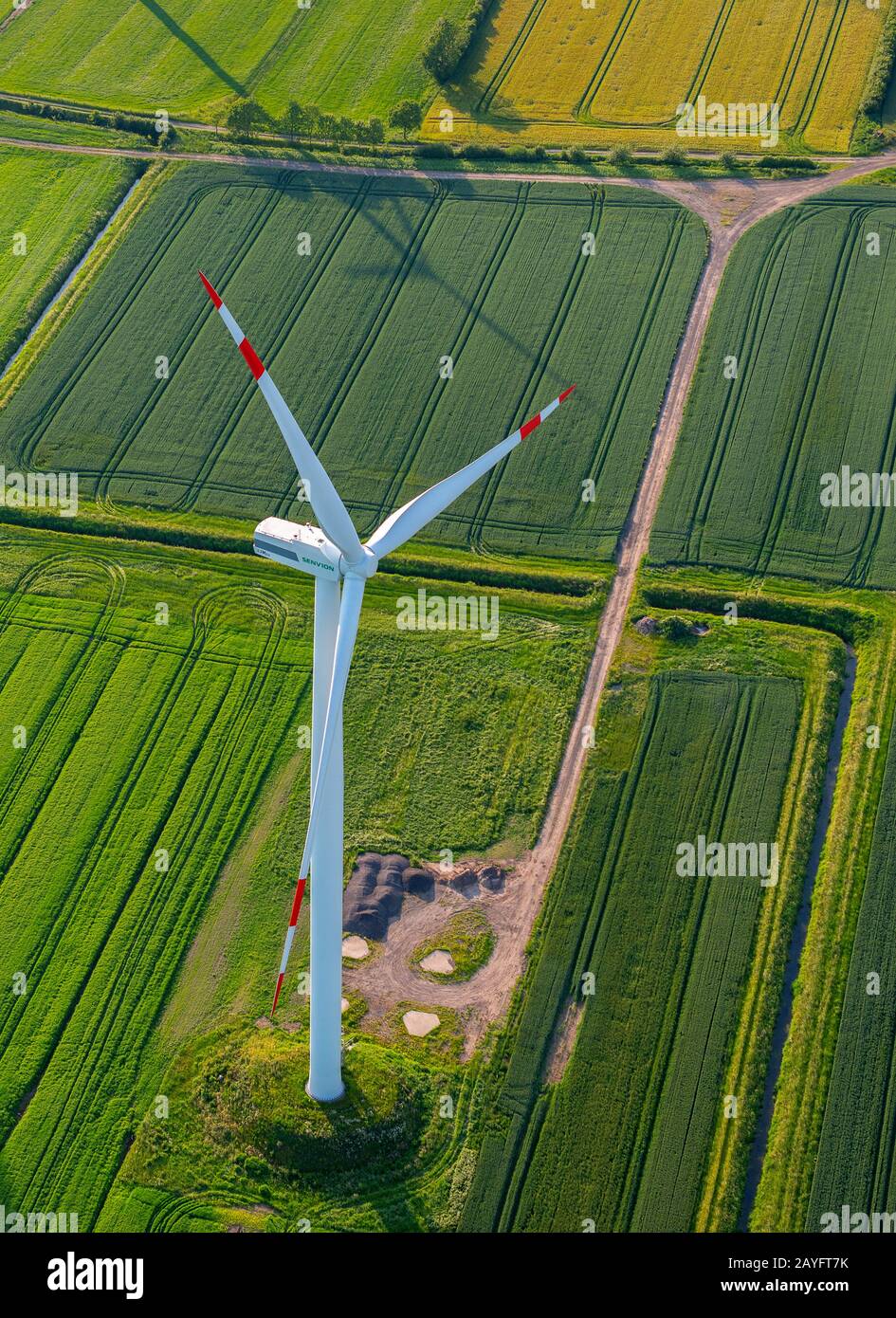Ruota eolica tipo Senv 10N su campi vicino Rethwisch, vista aerea, Germania, Schleswig-Holstein Foto Stock
