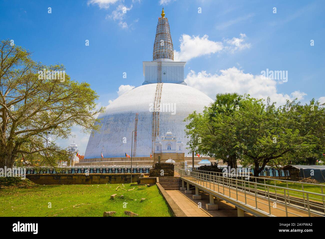 Vista del gigante stupa Ruwanweliseya Maha Thupa in una giornata di sole. Anuradhapura, Sri Lanka Foto Stock