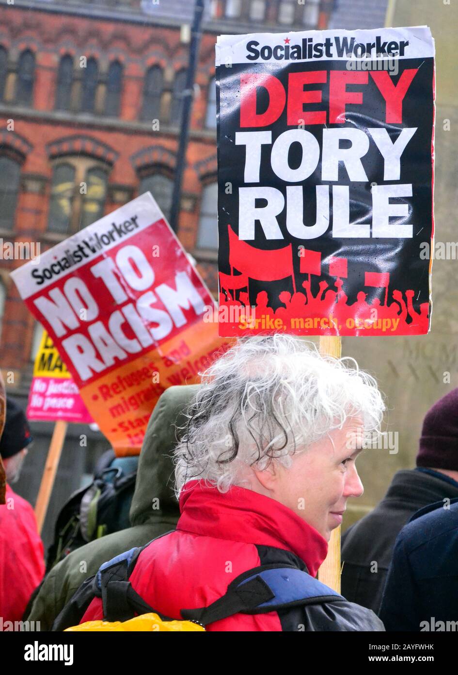 Persone che detengono i cartelli dei lavoratori socialisti in occasione di un rally "top the Deportations", organizzato dall'Unione dei migranti a St Peters Square, Manchester, regno unito, il 15 febbraio 2020. I partner includono Windrush Defenders e Manchester TUC. Foto Stock