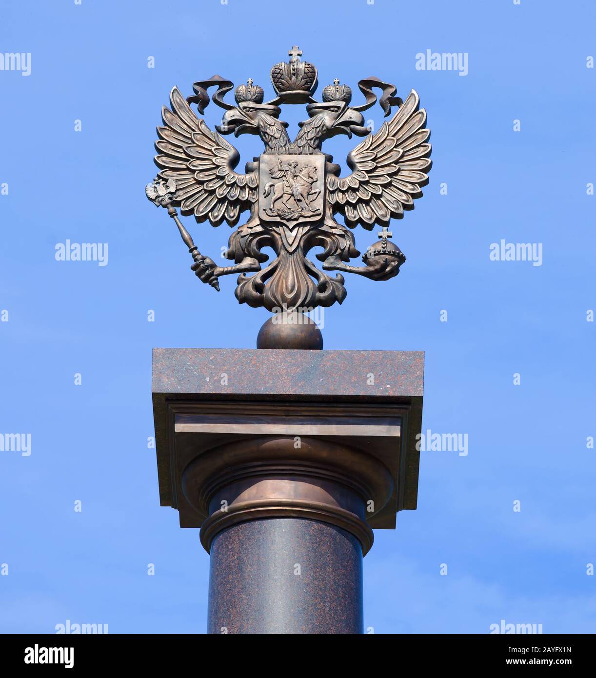 KRONSHTADT, RUSSIA - 18 LUGLIO 2015: Aquila a doppia testa - lo stemma della Russia primo piano su uno sfondo di cielo blu Foto Stock