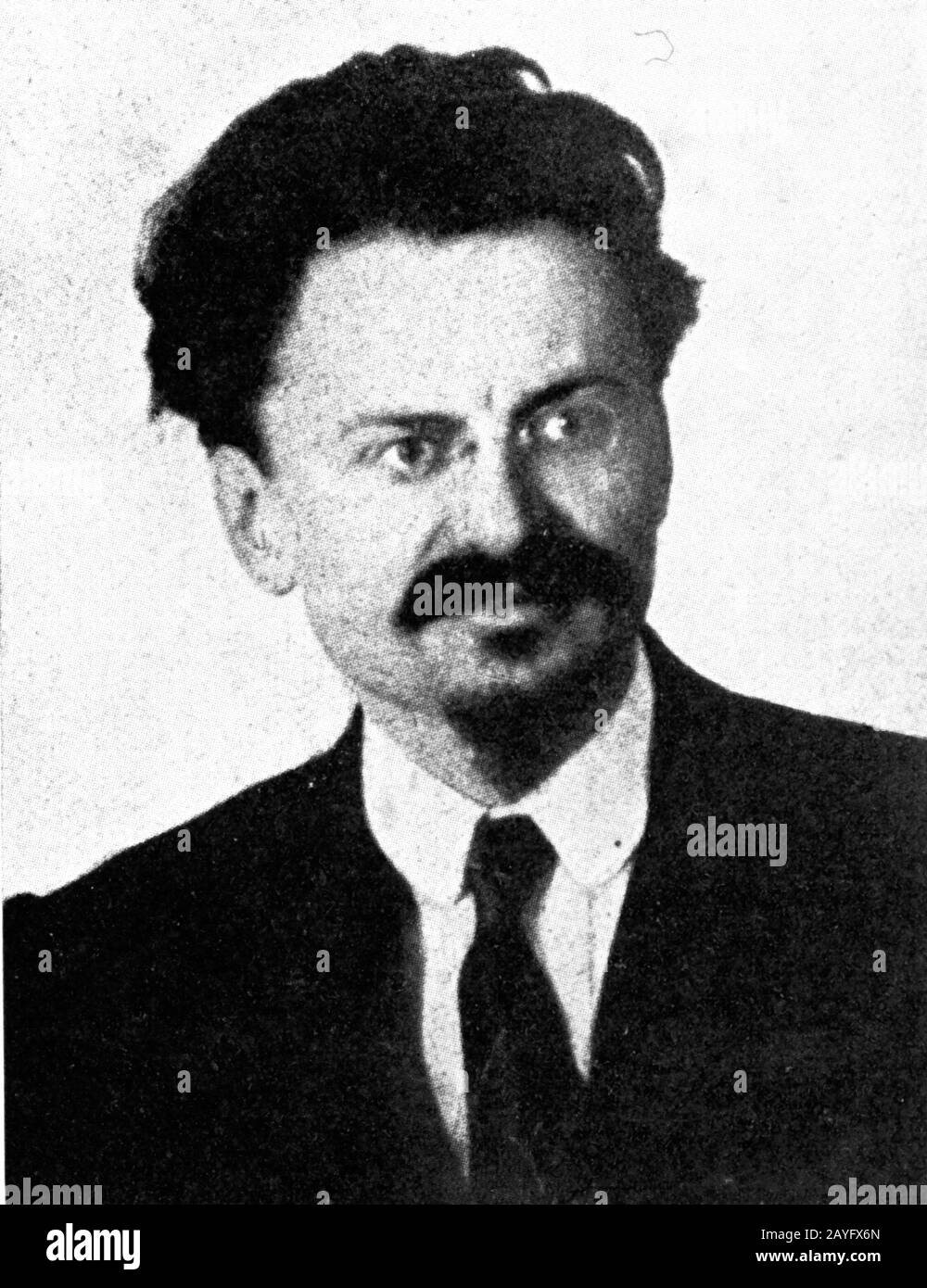 Leon Trotsky nacque Lev Davidovich Bronstein, un rivoluzionario comunista che fu uno dei sette membri del primo Politburo, fondato nel 1917 per gestire la Rivoluzione bolscevica. Fu espulso dal Partito Comunista nel novembre 1927 e assassinato a Città del Messico da Ramón Mercader, agente NKVD nato in Spagna, che moriva il 21 agosto 1940. Foto di una rivista del 1917 circa Foto Stock