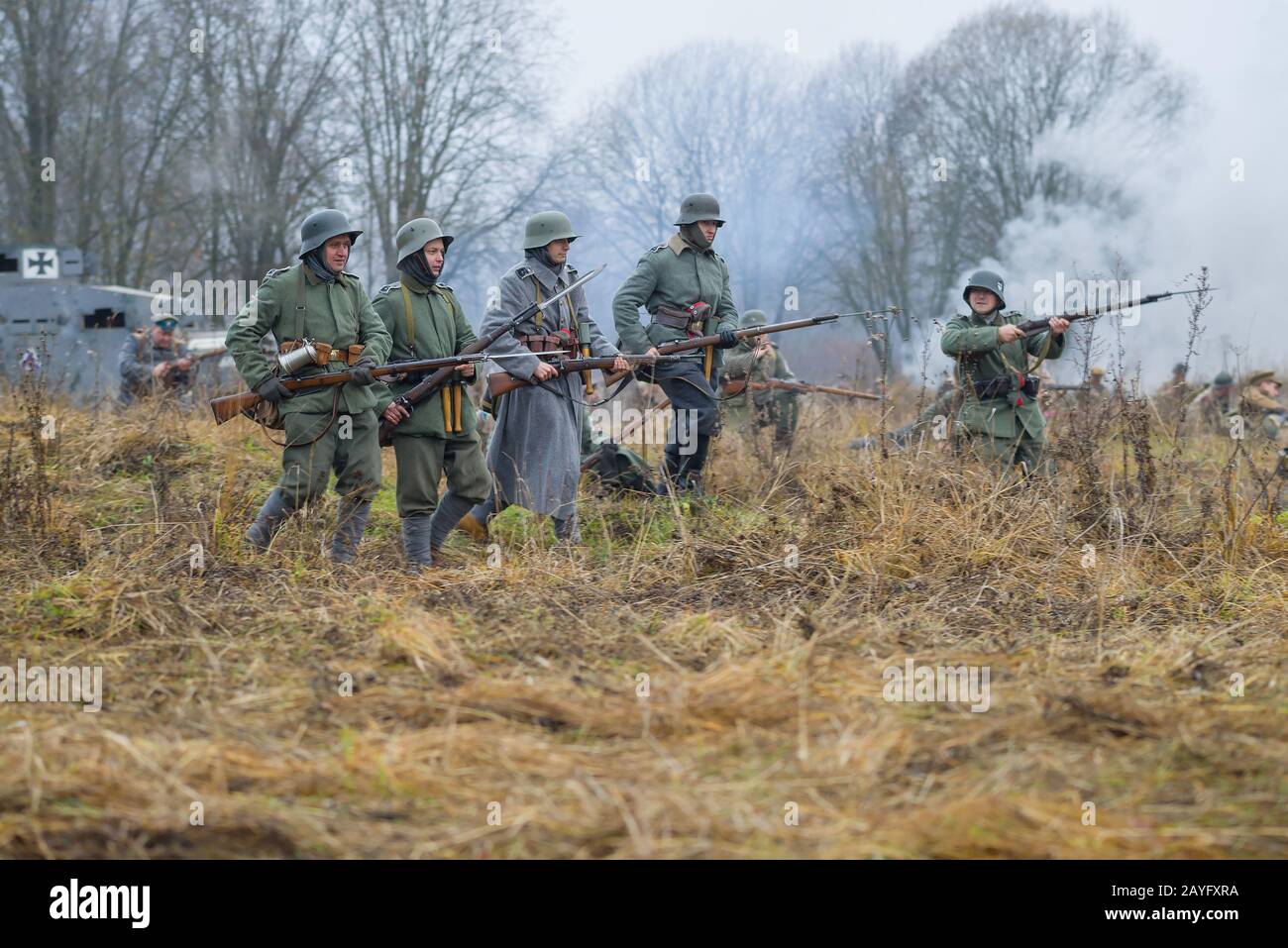 GATCHINA, RUSSIA - 07 NOVEMBRE 2015: Fanti tedeschi del periodo della prima guerra mondiale sul campo di battaglia. Festival internazionale storico-militare ' Foto Stock