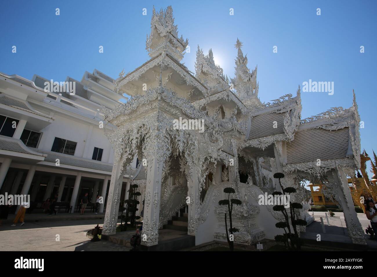 l'esterno del tempio a wat rong khun o il cosiddetto tempio bianco a chiang mai Foto Stock