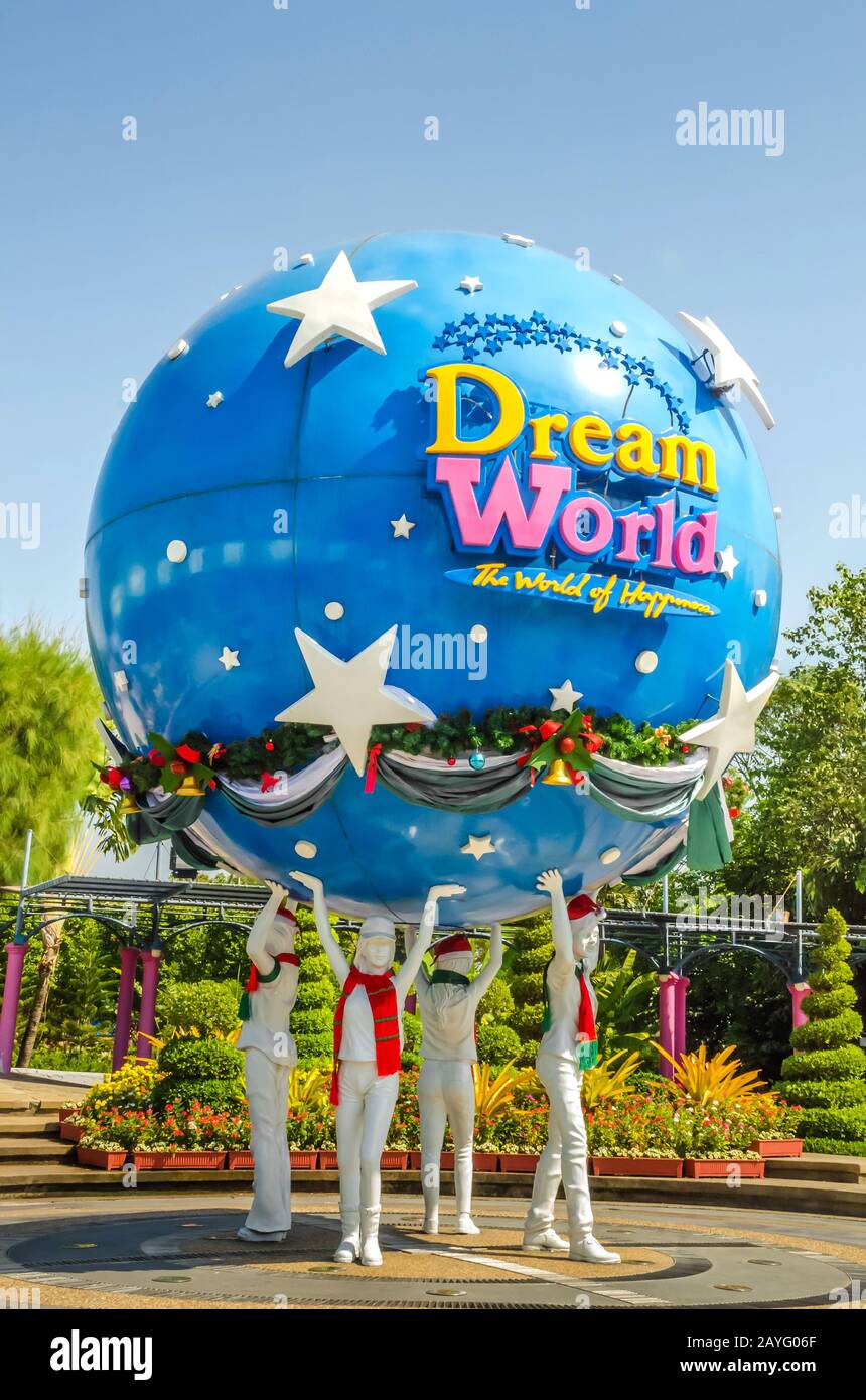 PATHUMTHANI, TAILANDIA – DEC. 21, 2018: Il grande logo del mondo dei sogni è in possesso di quattro persone nel famoso MONDO DEI SOGNI del parco divertimenti vicino a Bangkok. Foto Stock