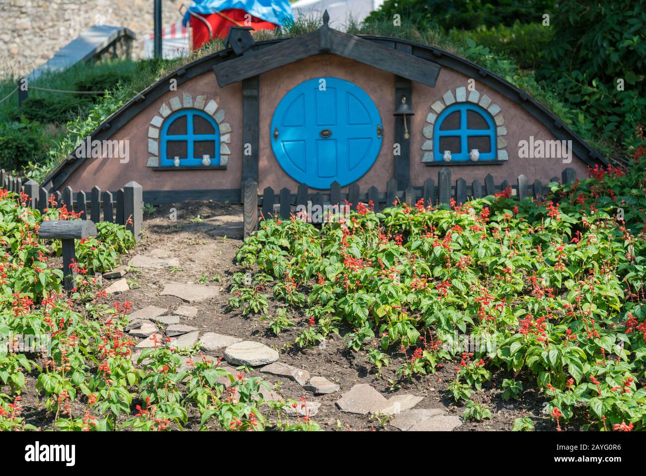 Kiev, Ucraina. Juny 20 2019 la piccola casa hobbit. A tema fiorito nel parco. Foto Stock