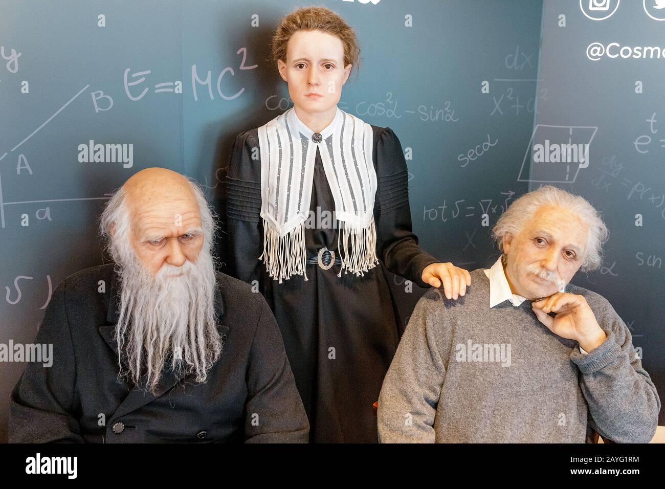 28 LUGLIO 2018, BARCELLONA, SPAGNA: La figura di cera di Albert Einstein, chimico Mendeleev e fisico madame Curie nel museo della scienza di Cosmocaixa Foto Stock