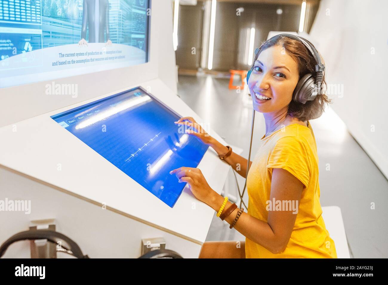 28 LUGLIO 2018, BARCELLONA, SPAGNA: La donna utilizza un moderno computer interattivo nel museo, concetto di tecnologie didattiche Foto Stock