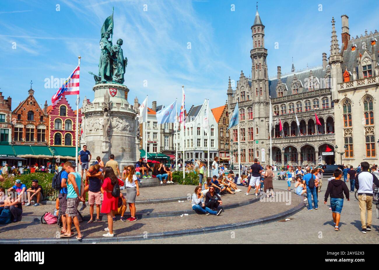 La Piazza del mercato con il palazzo neo-gotico della Corte di Provincia e il monumento Jan Breydel, affollato di visite turistiche. Bruges, Belgio. Foto Stock