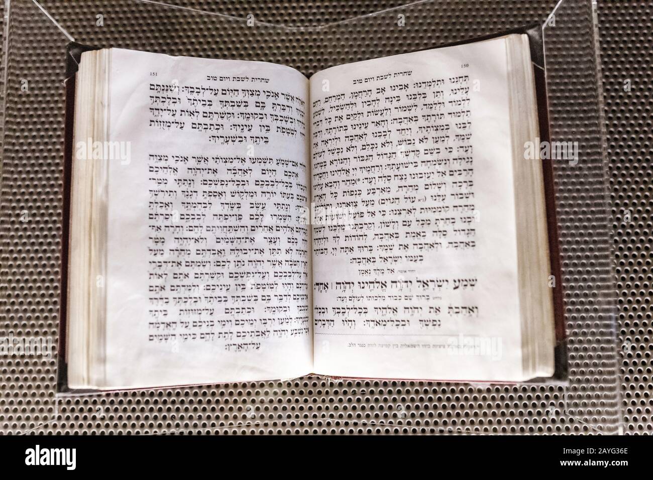 28 LUGLIO 2018, BARCELLONA, SPAGNA: Antico libro religioso ebraico nel museo Foto Stock