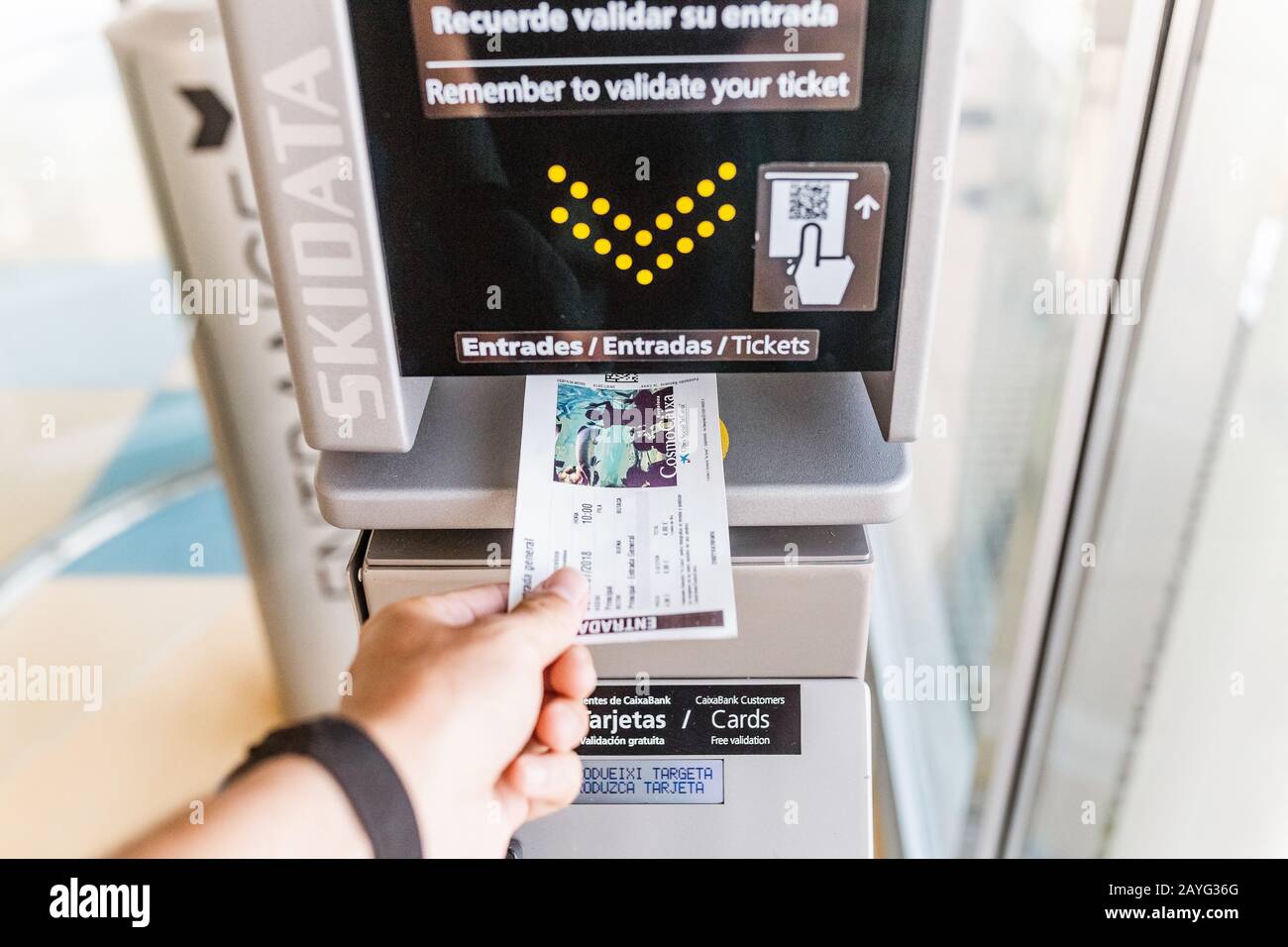 28 LUGLIO 2018, BARCELLONA, SPAGNA: Donna che convalida il biglietto all'ingresso del museo della scienza CosmoCaixa Foto Stock