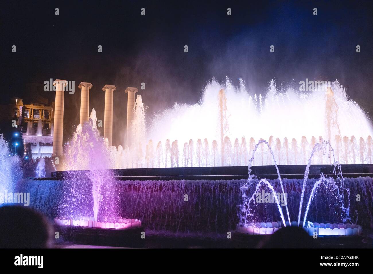 Spettacolo di luci della Fontana magica Montjuic di notte vicino a Piazza  Spagna a Barcellona Foto stock - Alamy