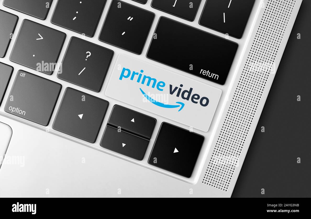 Tasto dedicato per il video Amazon prime su una tastiera nera per computer, immagine concettuale delle comunicazioni globali e delle mo Foto Stock