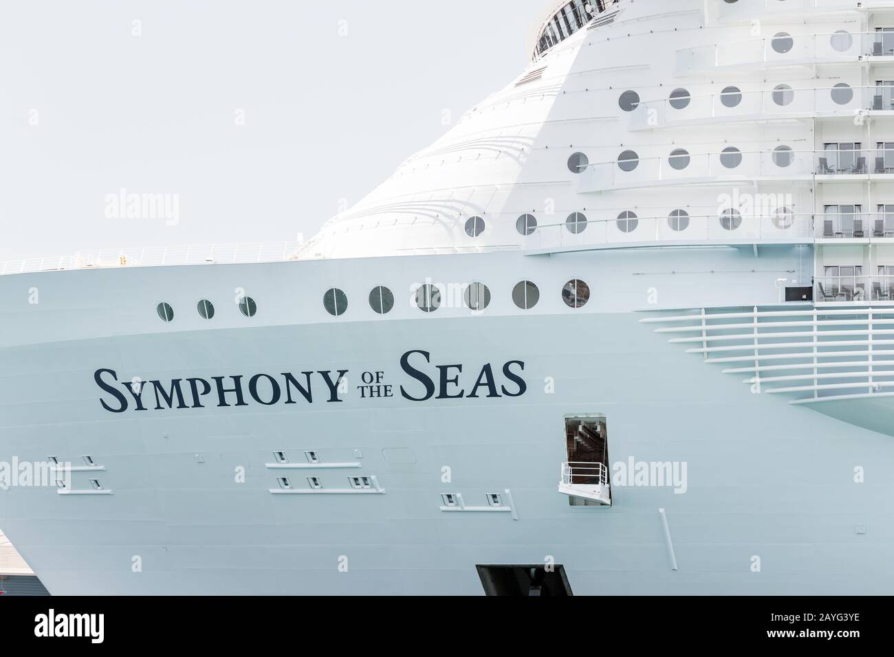 29 LUGLIO 2018, BARCELLONA, SPAGNA: Symphony of the Seas è la nave da crociera più grande, parcheggiata nel porto di Barcellona Foto Stock