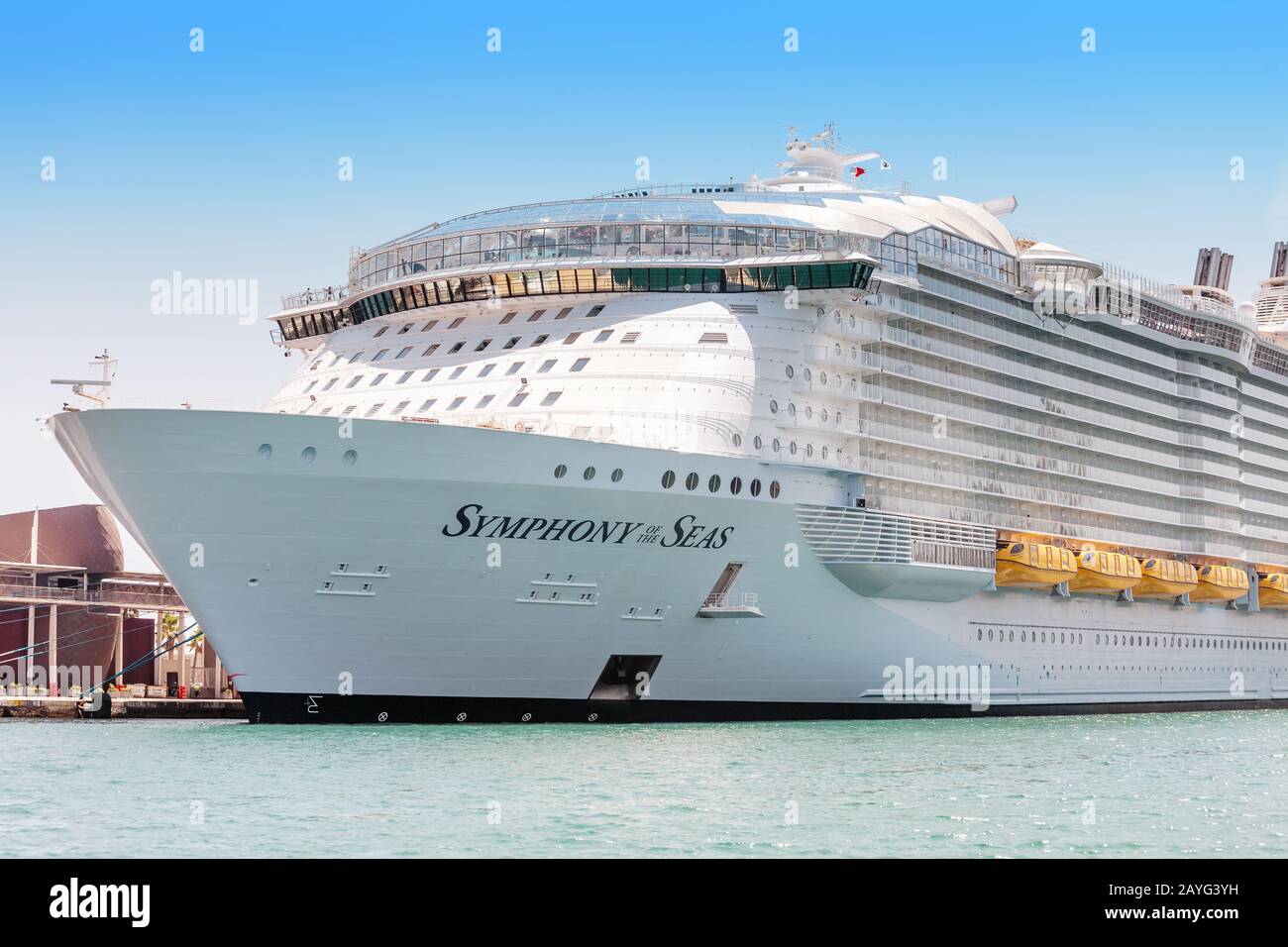 29 LUGLIO 2018, BARCELLONA, SPAGNA: Symphony of the Seas è la nave da crociera più grande, parcheggiata nel porto di Barcellona Foto Stock