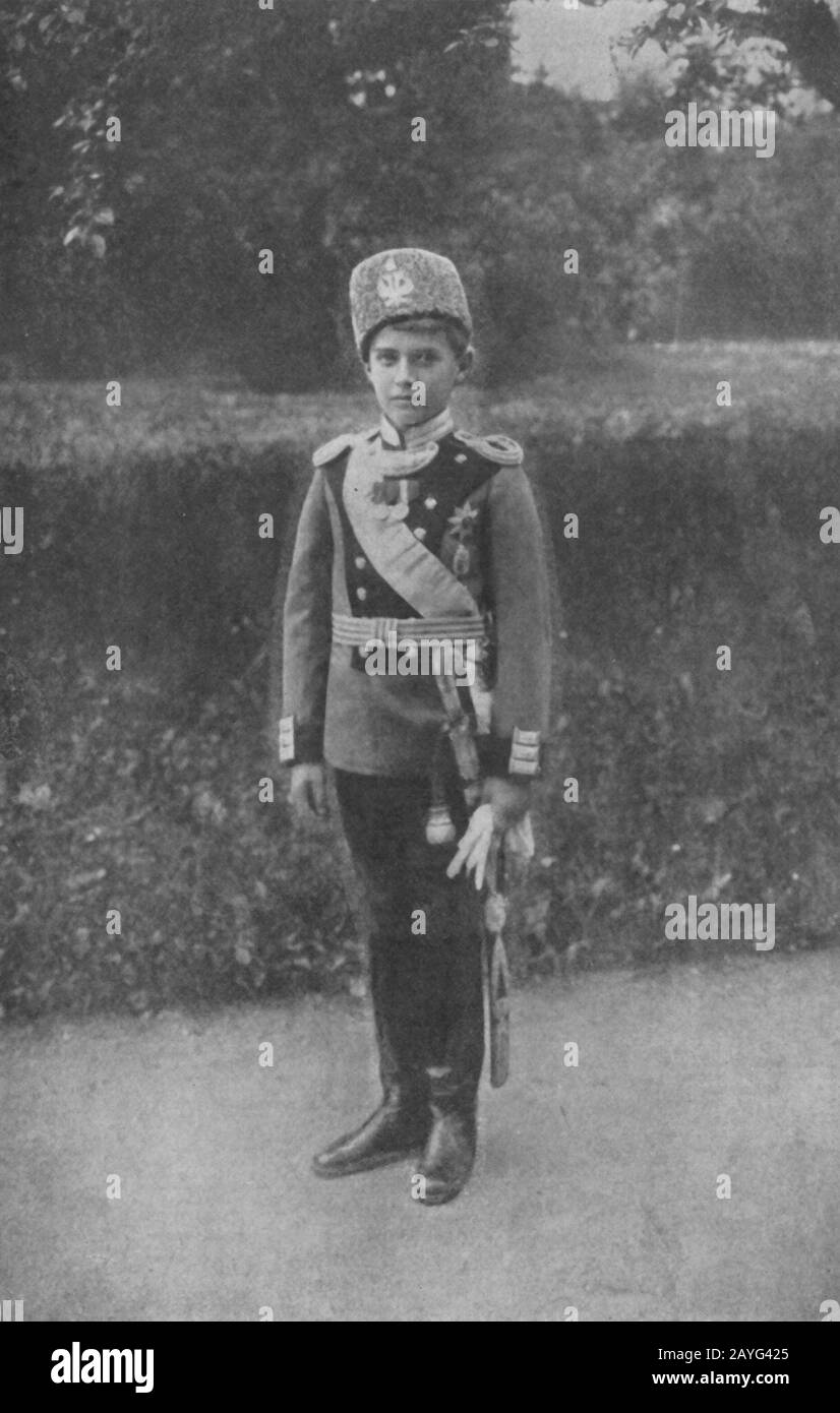 Tsesarevich Alexei Nikolaevich Romanov (1904-1918) nel suo ultimo ritratto ufficiale nell'uniforme dei grendiers circa 1917. Figlio dello zar Nicola, Il Secondo deposto durante le rivoluzioni socialiste del 1917, fu giustiziato durante la sua prigionia a Ekaterinburg. Ha sofferto di emofilia ereditaria Foto Stock