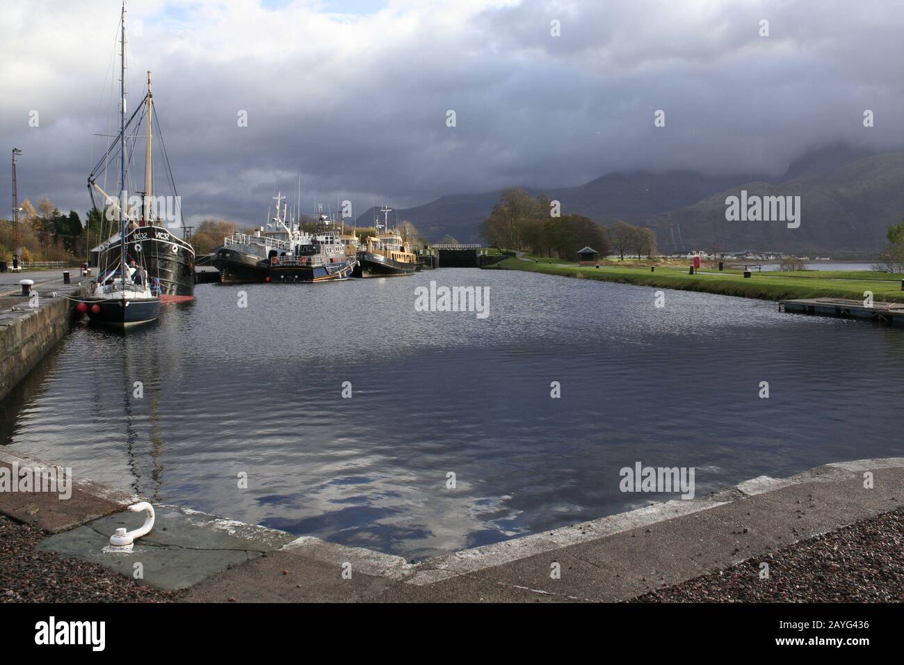 Barche nella serratura a Corpach, alla fine del canale Caledonian, vicino Fort William, Scozia Foto Stock