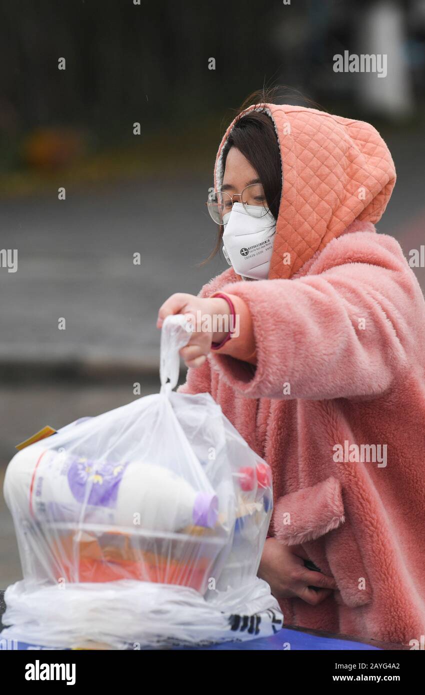 Comune Cinese Di Chongqing, 15 Febbraio 2020. (200215) -- CHONGQING, 15 febbraio 2020 (Xinhua) -- UN cliente recupera un pacchetto di consegna per il prelievo di hot pot che ha ordinato tramite WeChat nel comune di Chongqing, 15 febbraio 2020, nella Cina sud-occidentale. Per la prevenzione e il controllo della nuova polmonite da coronavirus, alcuni ristoranti hot pot a Chongqing, sotto la guida della Commissione municipale per il commercio di Chongqing e dei relativi dipartimenti, forniscono ai consumatori un servizio di estrazione a caldo a contatto zero. I consumatori possono ordinare cibo attraverso varie piattaforme come telefono, WeChat e Internet. Il takout ser Foto Stock