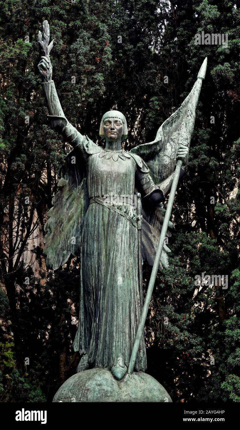 Saint Jeanne d'Arc (Giovanna d'Arco), la Maid di Orléans 1412 - 1431. (Cathédrale Saint-Pierre) ( Ha guidato l'esercito francese a diverse importanti vittorie durante La guerra Dei Cent'Anni ) Poitiers, Vienne, Poitou-Charentes, Place de la Cathédrale Francia, francese, Foto Stock