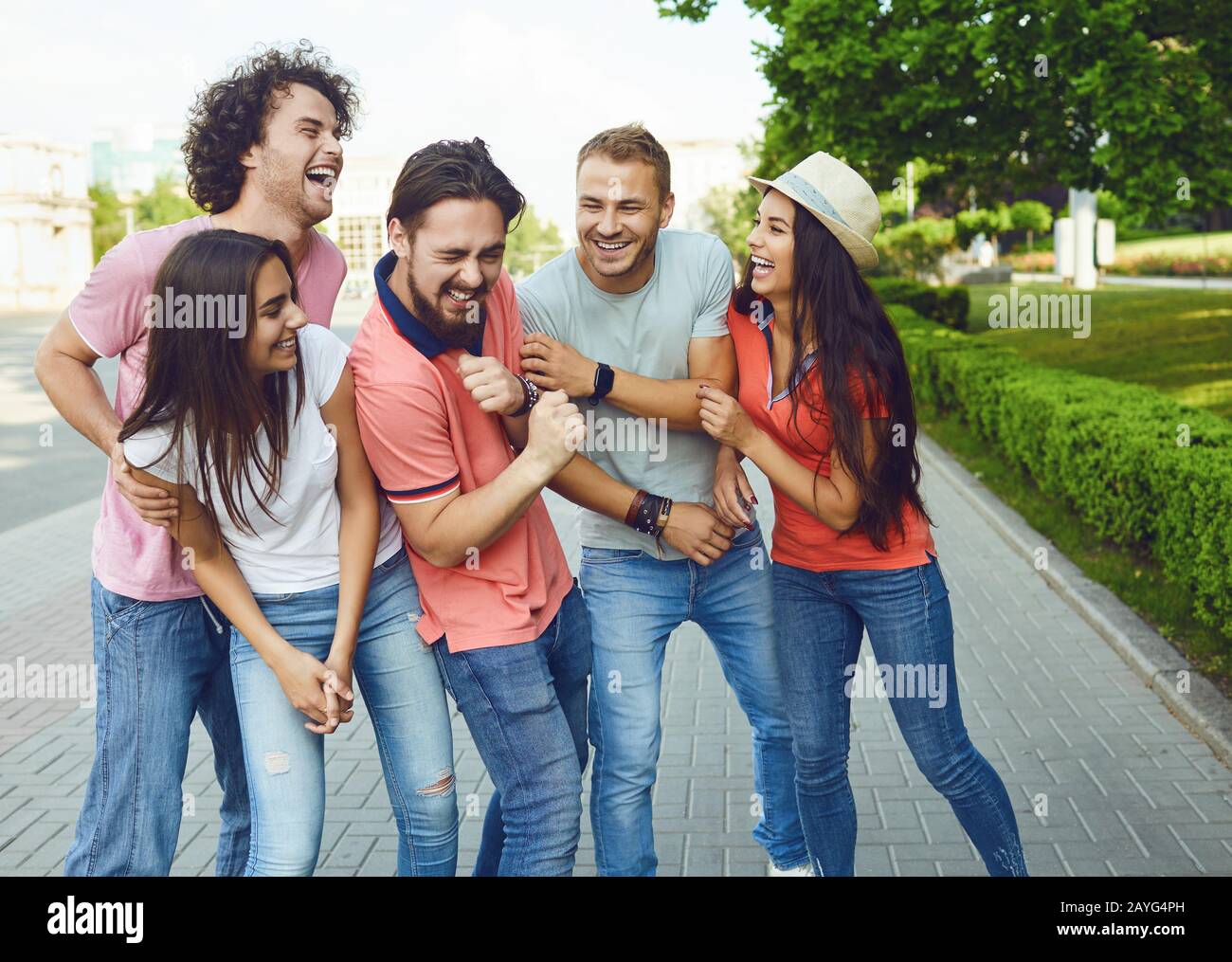 I giovani rideranno a un incontro sulla strada della città. Foto Stock