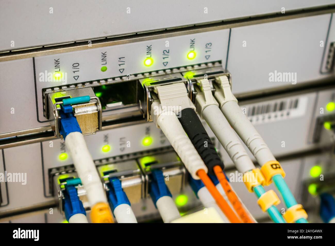 Interfacce server principali 10G. Pannello anteriore del router del centro dati centrale. Moderne apparecchiature di commutazione ad alta velocità del provider Internet. Foto Stock