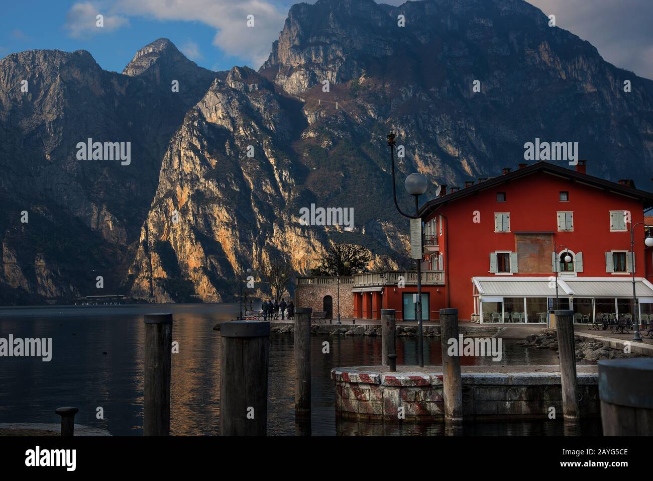 Vista da Torbole, sul Lago di Garda, nel nord Italia. Foto Stock
