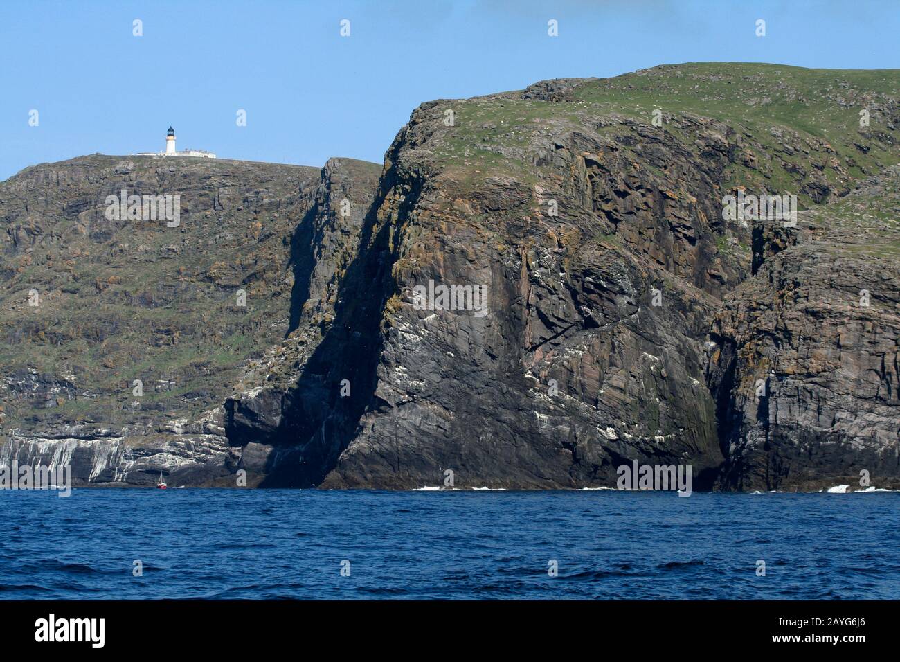 Faro barra Head, la luce più alta del Regno Unito, dal mare, Berneray, Western Isles, Scozia Foto Stock