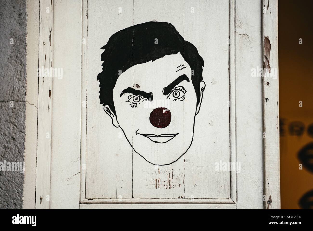 Illustrazione di un uomo che indossa un naso clown Foto Stock