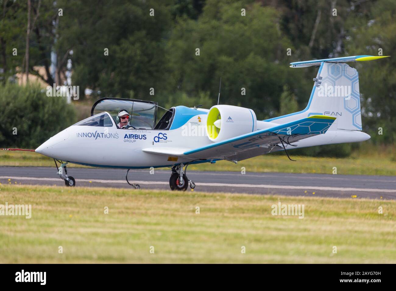 Farnborough, Regno Unito - 15 luglio 2014: Airbus vola l'e-Fan al Farnborough Int'l Airshow, un prototipo di aeromobile completamente elettrico utilizzato come demone tecnologico Foto Stock