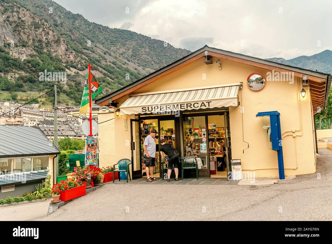 18 LUGLIO 2018, ANDORRA LA VELLA, ANDORRA: Supermercato vicino al campeggio Foto Stock