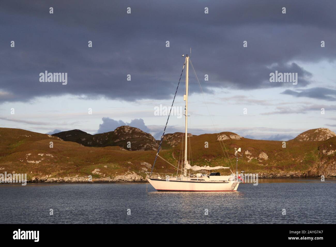 Luce notturna su yacht a vela ancorata a Caolas Mor, Loch Skipport, South Uist Foto Stock