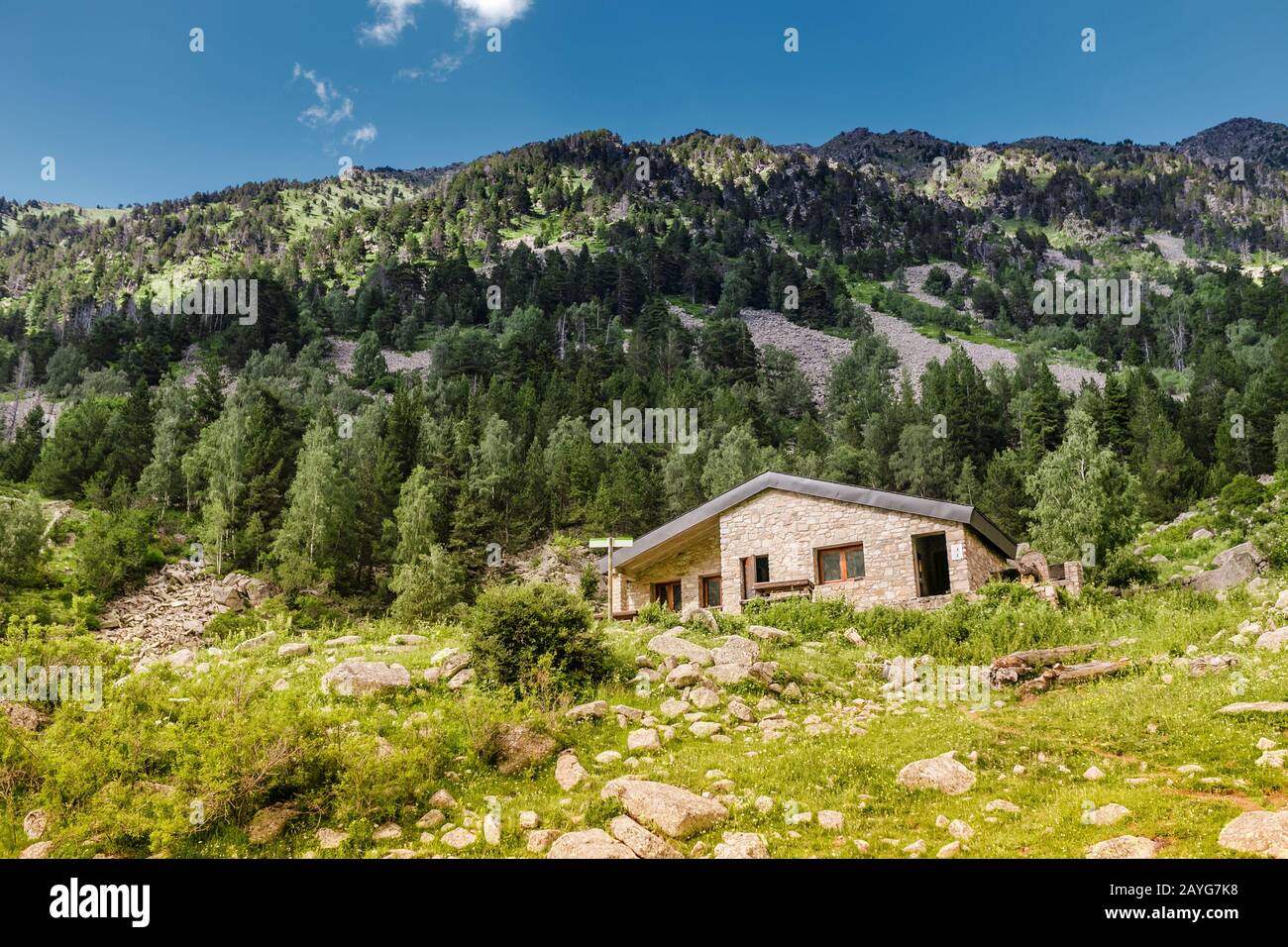 Una casa in pietra pubblica è un rifugio aperto gratuito per tutti i viaggiatori ed escursionisti sulle montagne dei Pirenei Foto Stock