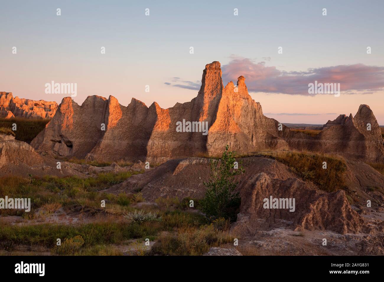 SD00098-00...SOUTH DAKOTA - buttes robusti e stratificati all'alba lungo la strada principale vicino al Notch Trail nel Badlands National Park., Foto Stock