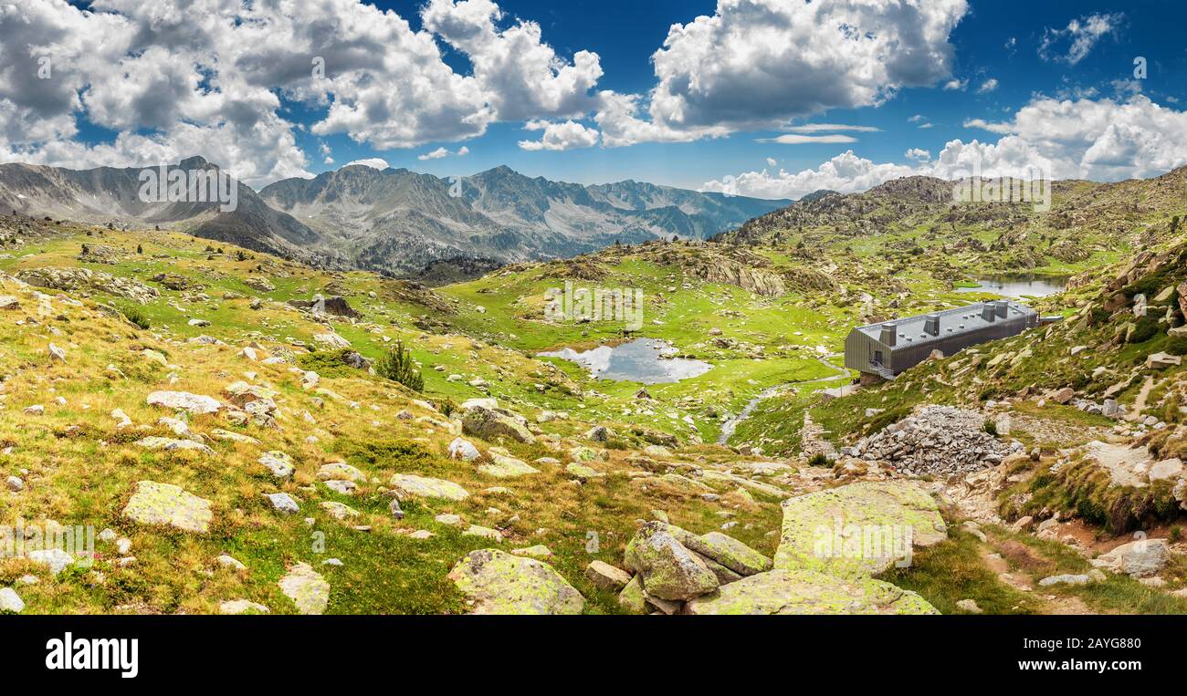 Madriu Perafita Valle di montagna dei Pirenei Claror e rifugio per escursioni a Andorra, patrimonio mondiale dell'UNESCO Foto Stock
