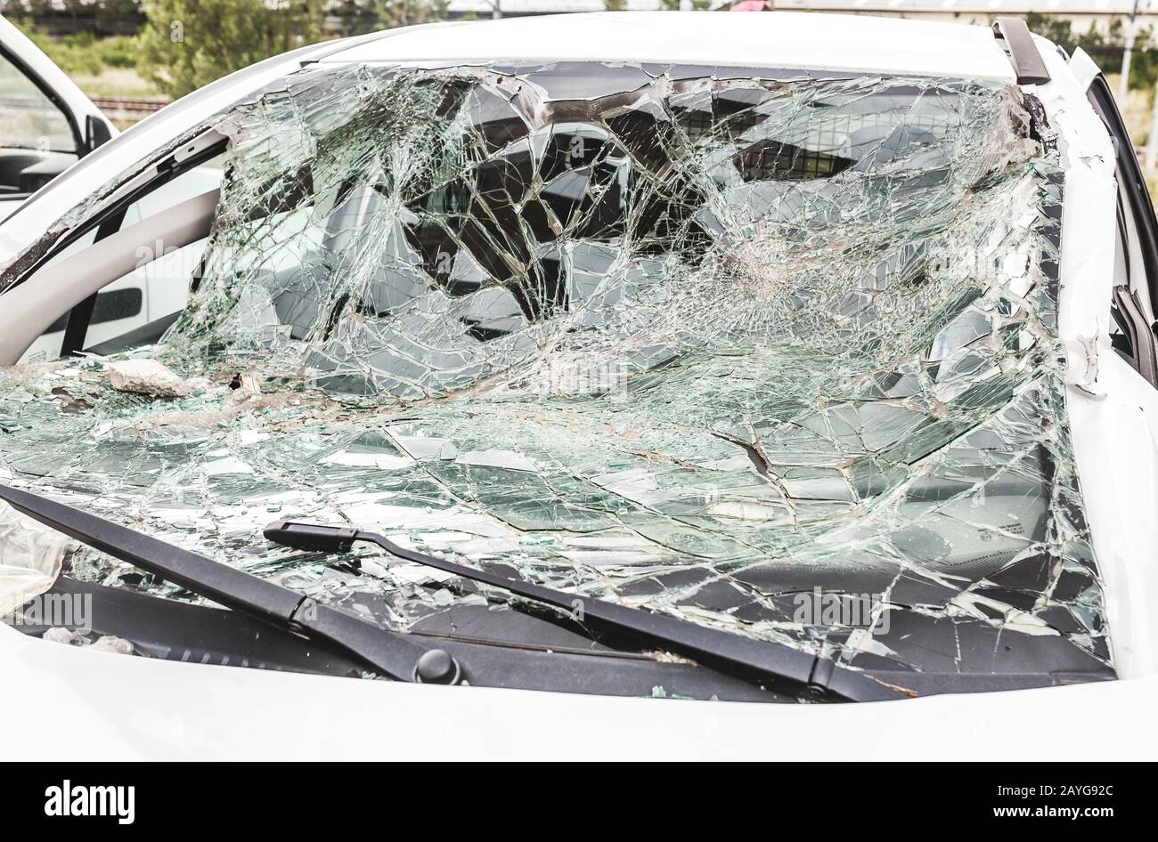 Auto danneggiata e schiantata Foto Stock