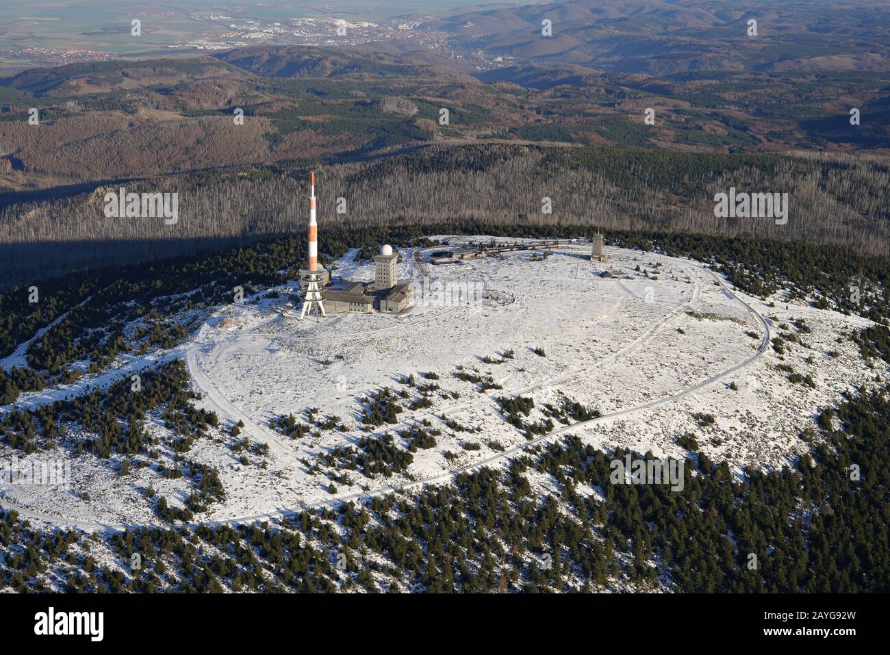 Vista aerea del Monte Brocken in inverno. Vetta più alta dei monti Harz, Sassonia-Anhalt, Germania. Foto Stock