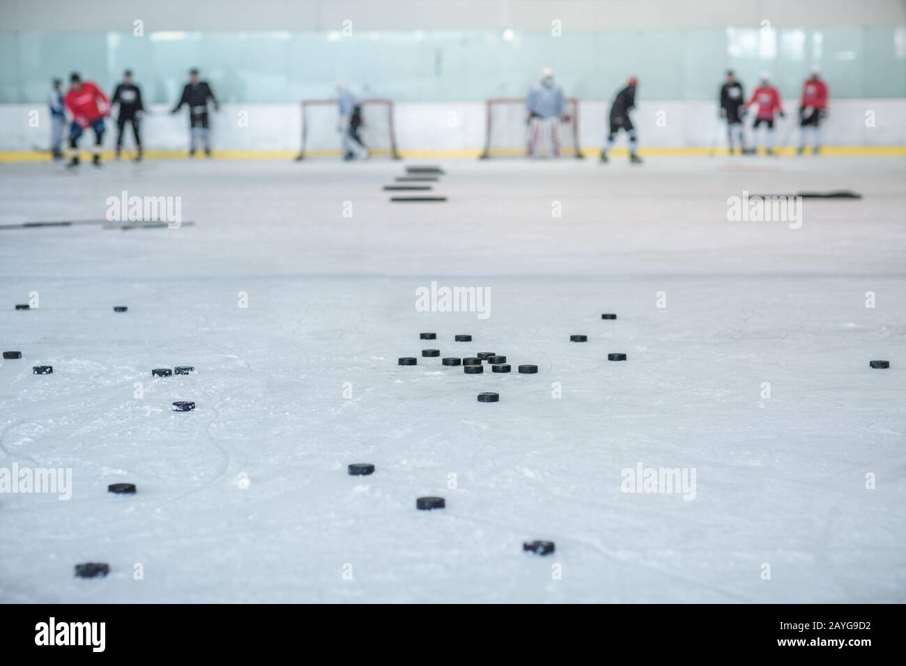 pista di hockey su ghiaccio, puck e giocatori Foto Stock