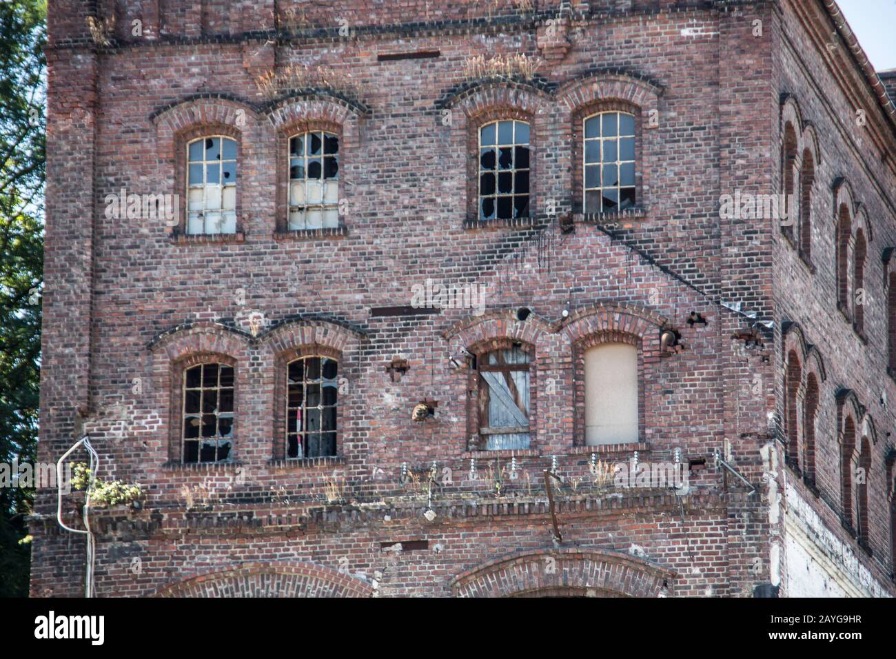 Casa di demolizione in mattoni senza finestra Foto Stock