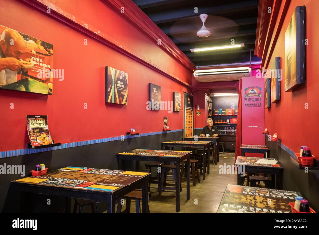 L'uomo e il cliente locale che si siedono prendendo il caffè nella famosa Vecchia caffetteria Nanyang, Smith Street, Chinatown, Singapore, Asia Foto Stock