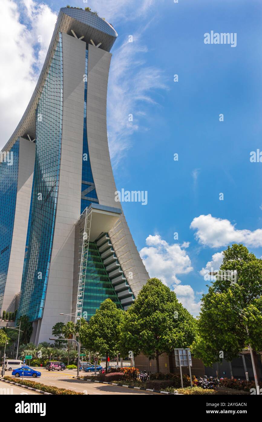 Marina Bay Sands Hotel, Singapore, Asia, con un design architettonico moderno con una piattaforma panoramica a forma di nave Foto Stock