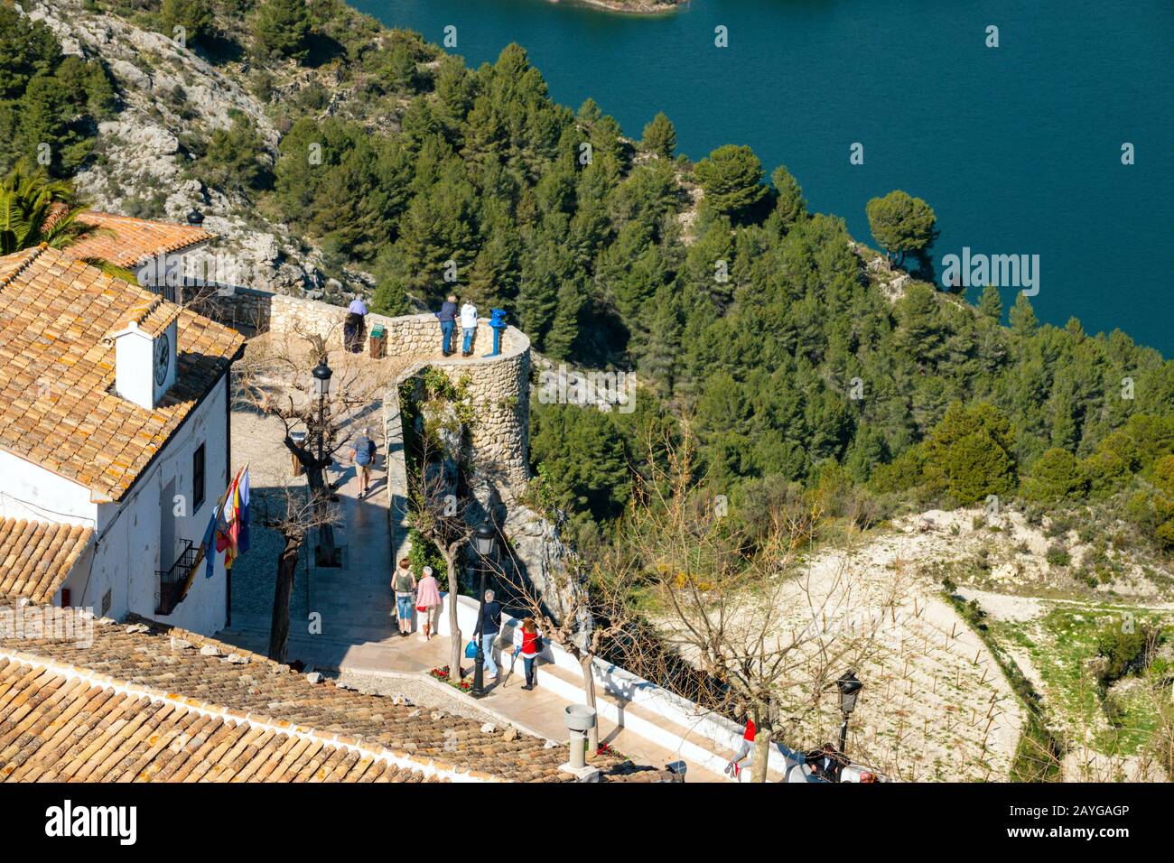 L'antica cittadella montana di Guadalest, nei pressi di Benidorm, nella Costa Blanca, in Spagna, con il serbatoio in lontananza Foto Stock