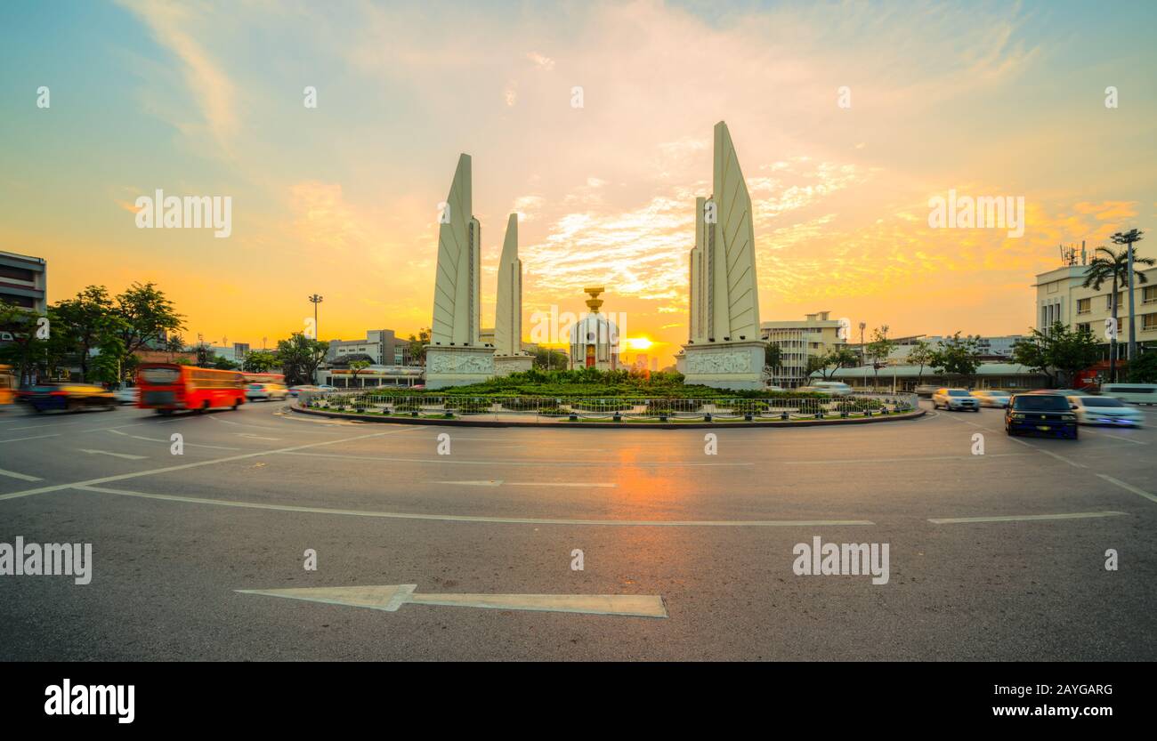 Bangkok monumento democratico con traffico all'alba, Thailandia Foto Stock