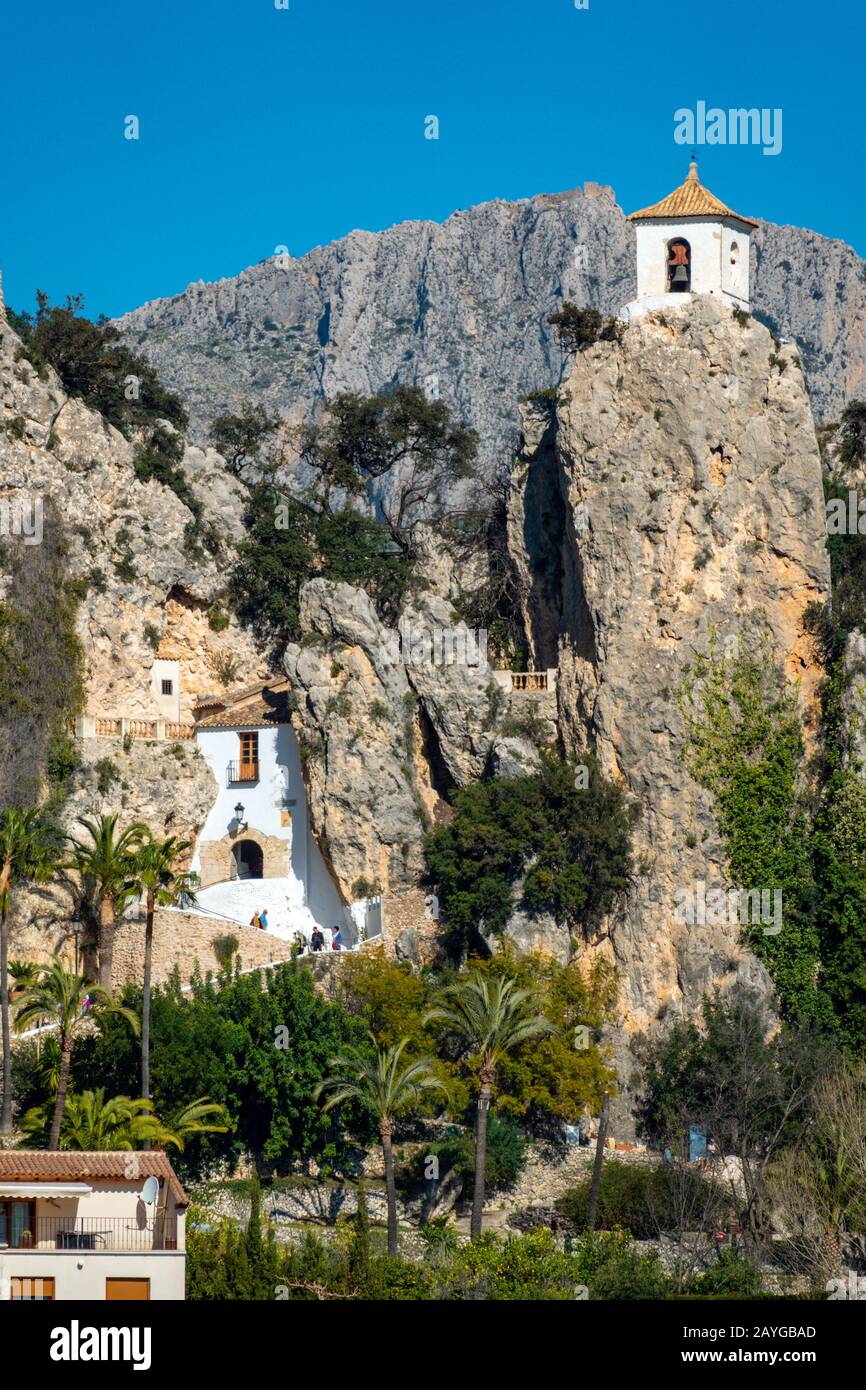 L'antica cittadella montana di Guadalest, nei pressi di Benidorm, nella Costa Blanca, in Spagna Foto Stock