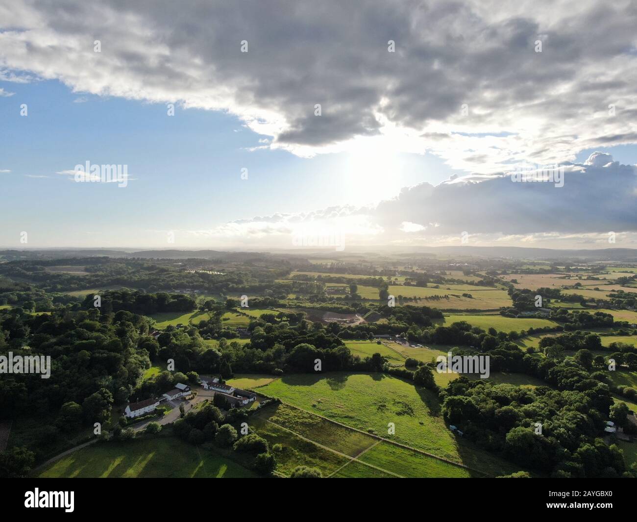 bella campagna vista da un aereo fuco fucilato con nuvole interessanti Foto Stock