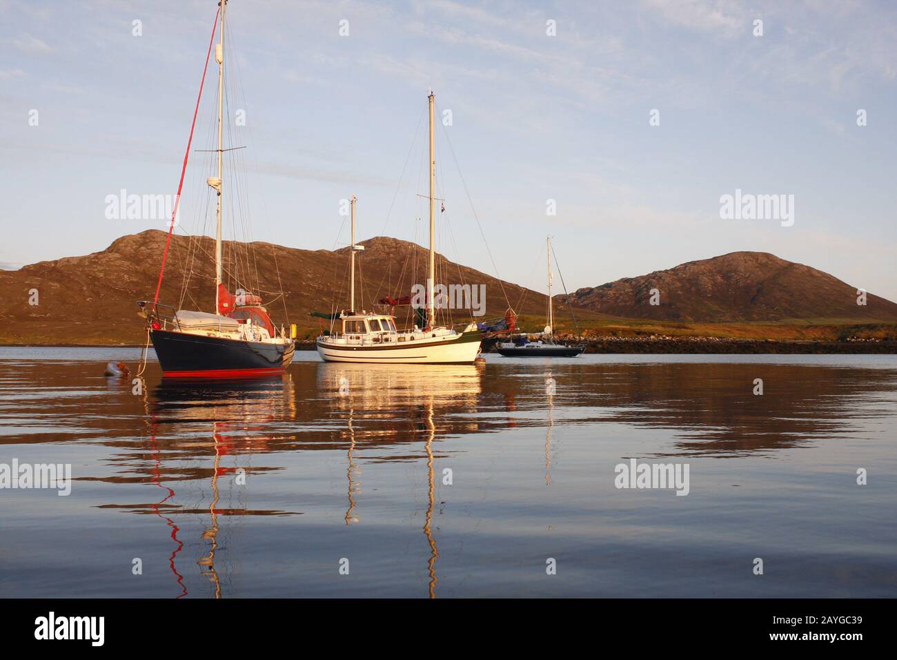 Barche a vela sugli ormeggi dei visitatori presso il molo dei traghetti Lochmaddy, North Uist, Western Isles, Scozia Foto Stock