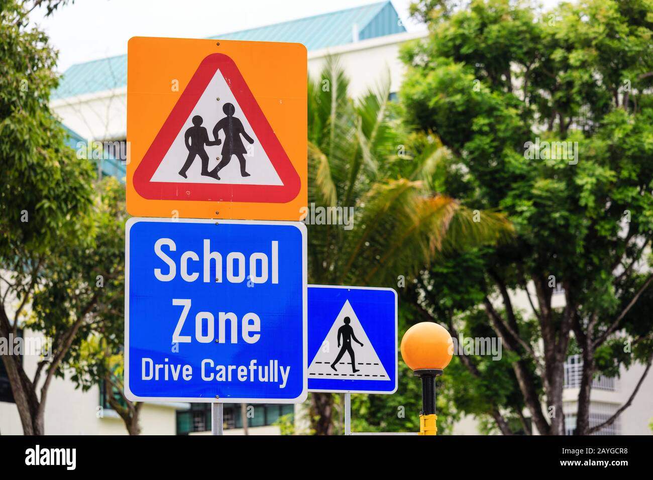 colore giallo avvertimento zona scuola segnaletica stradale Foto Stock