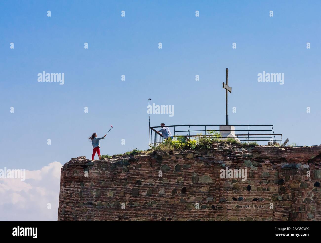 Turisti che prendono selfie alla fortezza di Narikala le principali località della città. Tbilisi, Georgia Foto Stock
