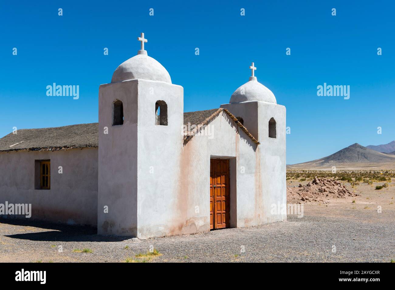 Chiesa nel piccolo villaggio di Tres Moras (tre colline) lungo la Route 52 vicino Salinas Grandes nelle Ande, provincia di Jujuy, Argentina. Foto Stock