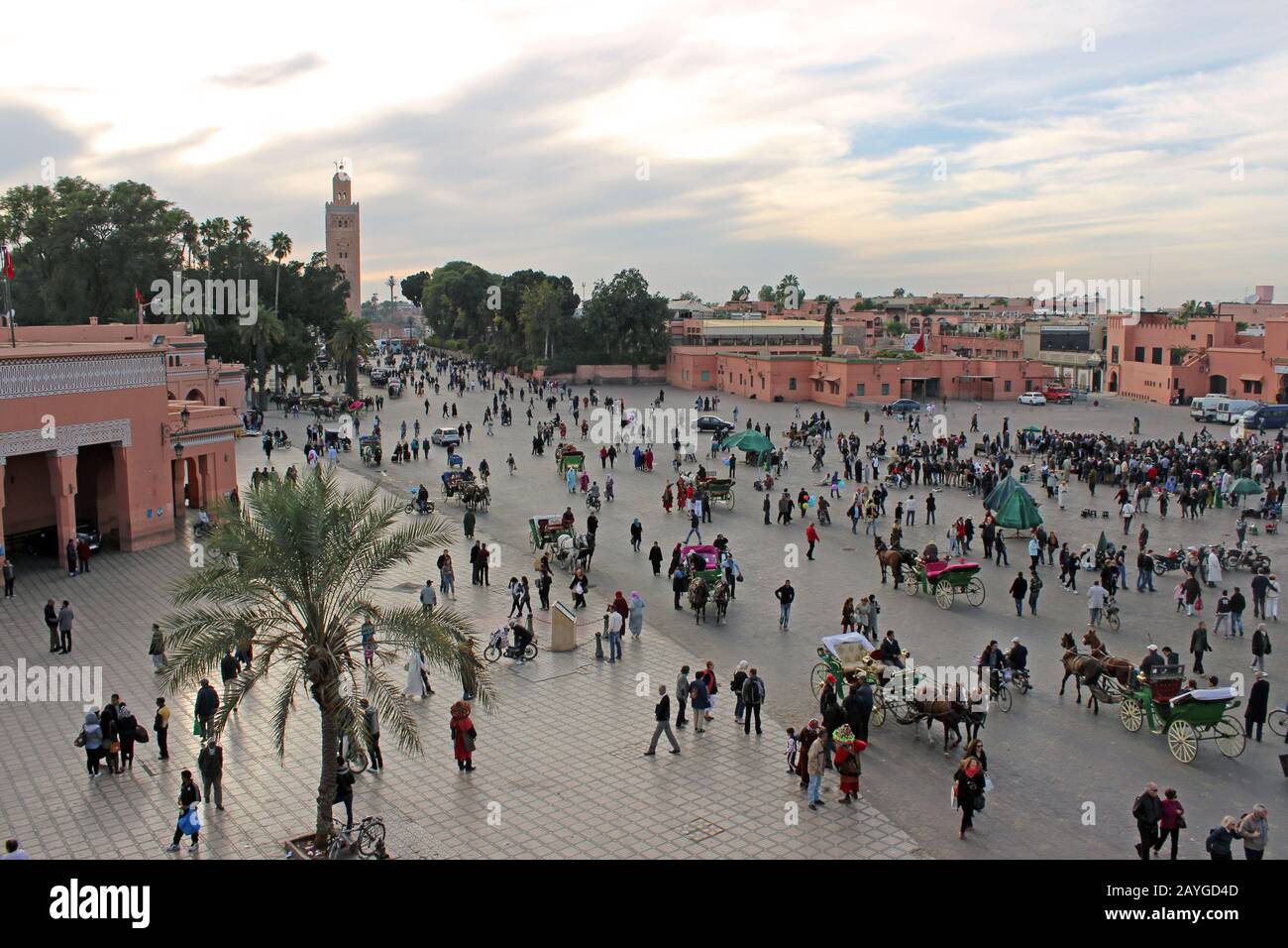 Place Jemaa el-FnaThis square è il simbolo della città ed è stato classificato come Sito del Patrimonio Mondiale dall'UNESCO. Foto Stock